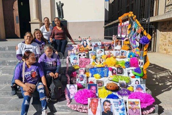 Madres de mujeres desaparecidas dejan altar en la catedral