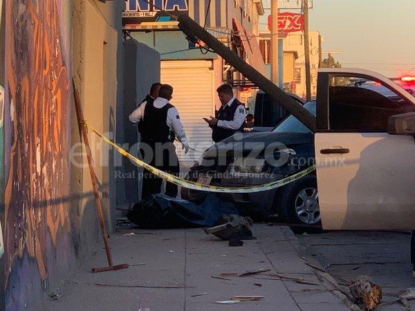 Fatal accidente vial; conductor prensa a peatón al perder el control de su vehículo