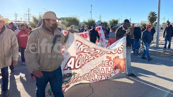 Agricultores toman oficinas de aduana en Juárez y desalojan a trabajadores
