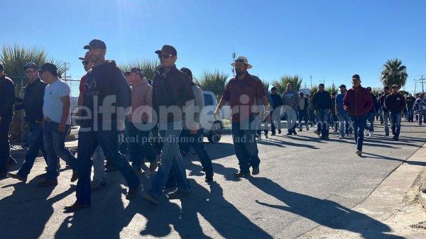Se une nuevo contingente con cientos de agricultores a protesta en aduanas