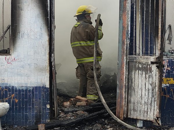 Incendio consume negocio en la Melchor Ocampo