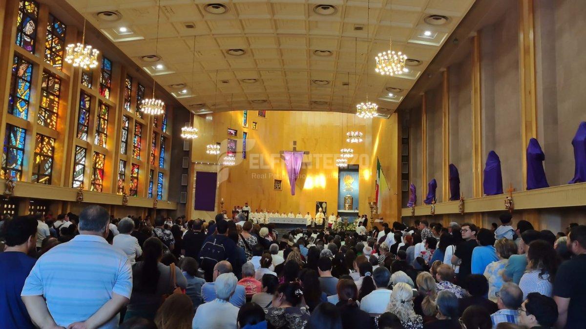 Cientos de fieles abarrotan la Catedral en la Misa Crismal de Jueves Santo