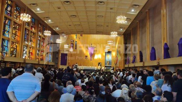 Cientos de fieles abarrotan la Catedral en la Misa Crismal de Jueves Santo
