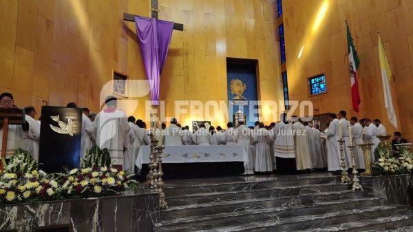 Sacerdotes renuevan sus votos en Misa Crismal