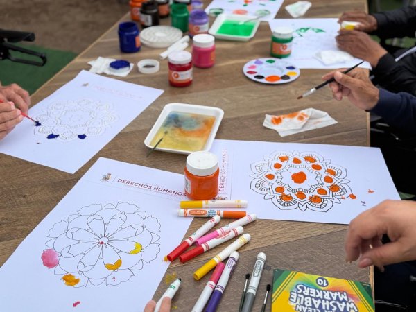 Realizan jornada de arteterapia para adultos mayores en casa de retiro “El Roble”