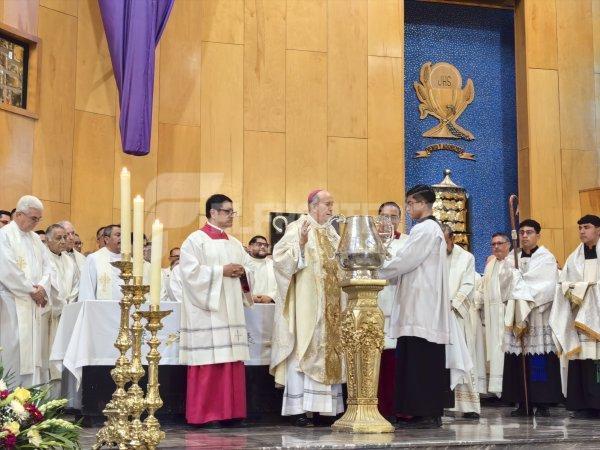 Bendice obispo de Ciudad Juárez los santos oleos, en Catedral