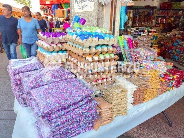 Entre pipián, confeti y tradición: así se vive el Jueves Santo en el Centro de Juárez