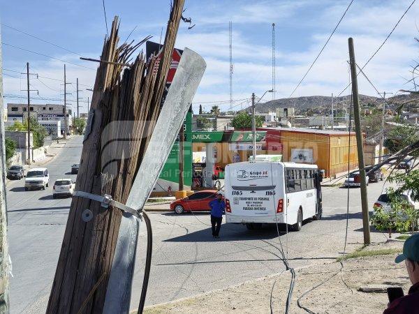 Chófer de Transporte de Personal derriba dos postes por dar vuelta en 