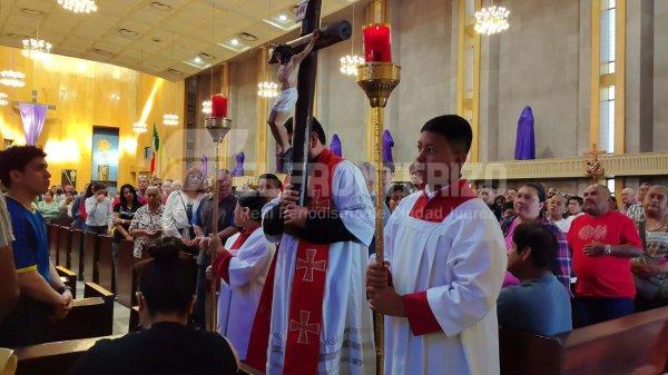 Feligreses viven el Viacrucis al interior de la Catedral