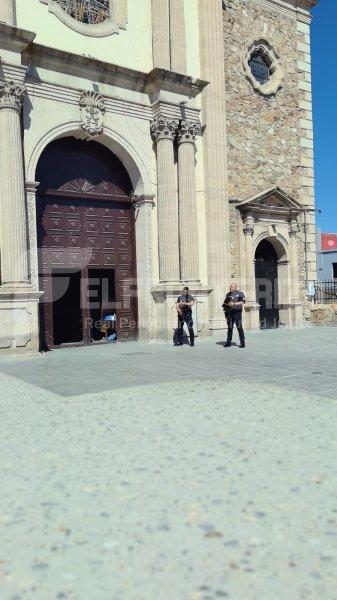 Policías resguardan la Catedral de Juárez tras el Viacrucis de Viernes Santo