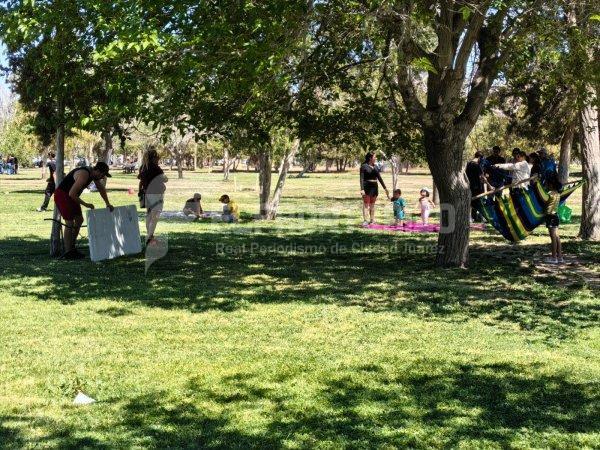 Adelantan familias juarenses festejos de Pascua en El Chamizal ante alta afluencia y posible lluvia