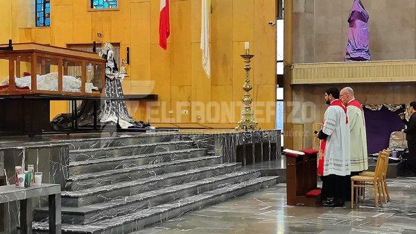 Fieles dan el pésame a la Virgen en Sábado Santo en la Catedral