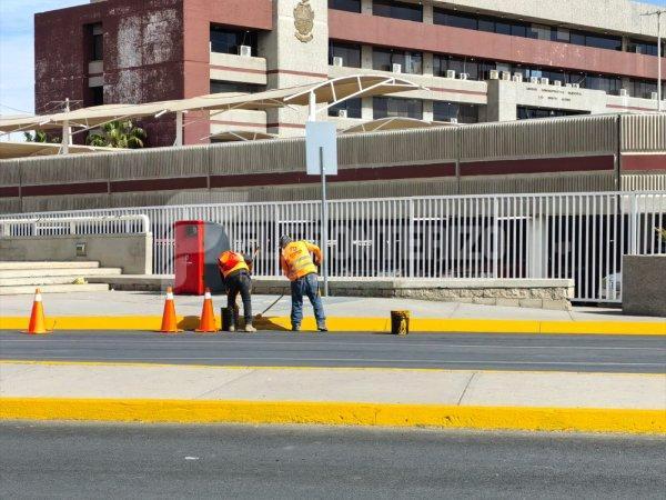 Control de Tráfico pinta zona amarilla en presidencia municipal