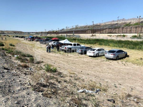 Fronterizos se meten al Río Bravo en las “Trece Compuertas” durante celebración de Pascua