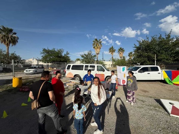 Carmeet Mindnight reúne más de 150 vehículos y recolectan juguetes para dif municipal