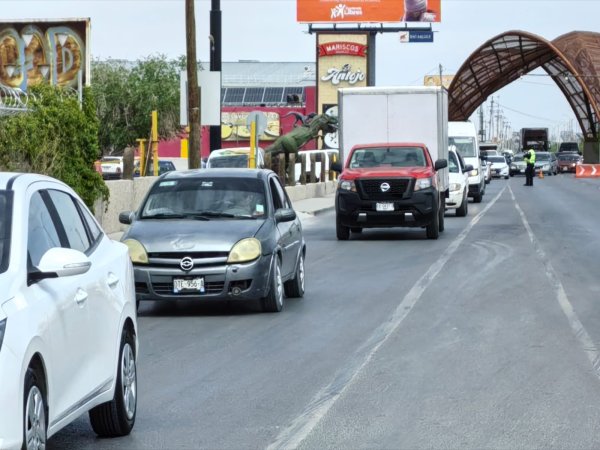 Bloqueo en el KM 20 provoca tráfico y divide opiniones