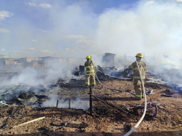 Incendio consume tres viviendas en Terranova; no hay lesionados