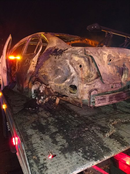 Se incendia vehículo tras choque en la Juan Pablo II y Ramón Rayón