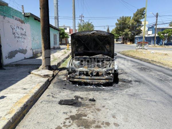 Prende fuego por aparente falla mecánica en auto