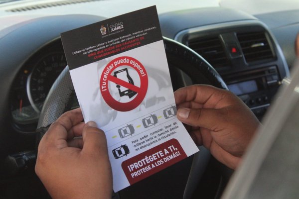 Concientiza Seguridad Vial con volanteo de campaña “Tu celular puede Esperar”