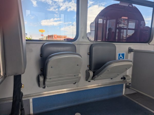 Invitan a hacer uso responsable de los asientos preferenciales del JuárezBus*