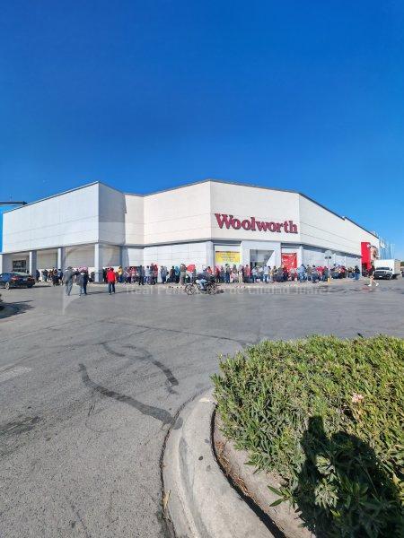 Cientos madrugan por empleo en feria de CANACO