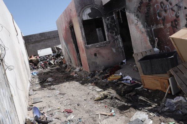 Atiende Limpia denuncia por acumulación de basura en vivienda abandonada