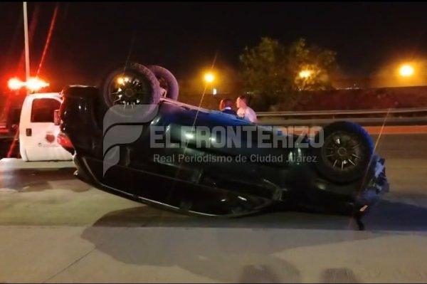 Se le sale la llanta y vuelca en Juan Pablo II