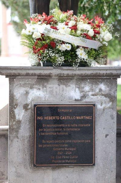 Regidora rinde homenaje a heberto Castillo en el parque Hidalgo