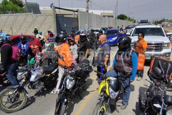 Repartidores de plataforma se manifiestan en Fiscalia Zona Norte