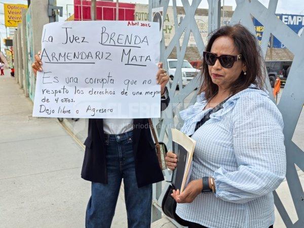 Protestan en Fiscalía y acusan a jueza de corrupta por liberar a enfermera señalada de abuso infantil