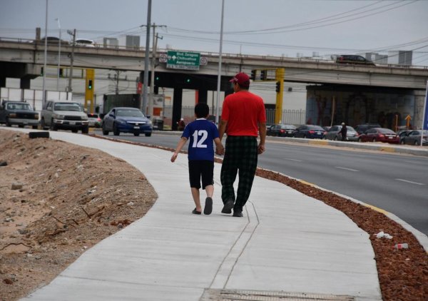 Construye Obras Públicas banquetas en ampliación de la avenida De las Torres