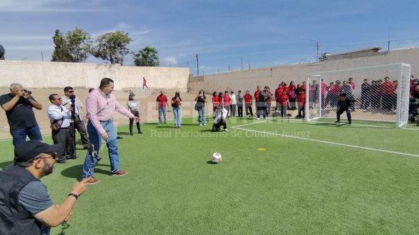 Estrenan cancha de fútbol en primaria Plan de Ayala
