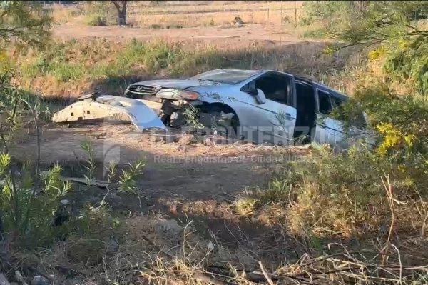 Mujer pierde el control del volante y cae a canal de aguas negras