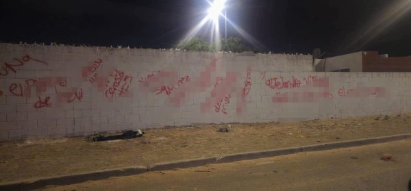 Investigan autoridades narcomensajes en barda; analizan posibles vínculos con internos del penal