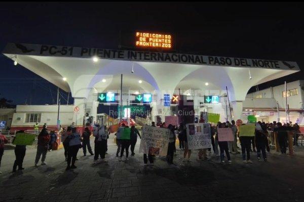 Familiares de Jolett impiden el paso a los automovilistas en el Puente Santa Fe