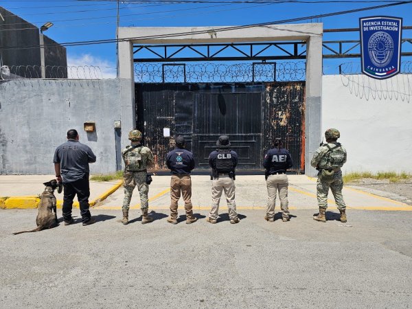 Catean vivienda en la colonia Aztecas; aseguran documentos y dispositivos