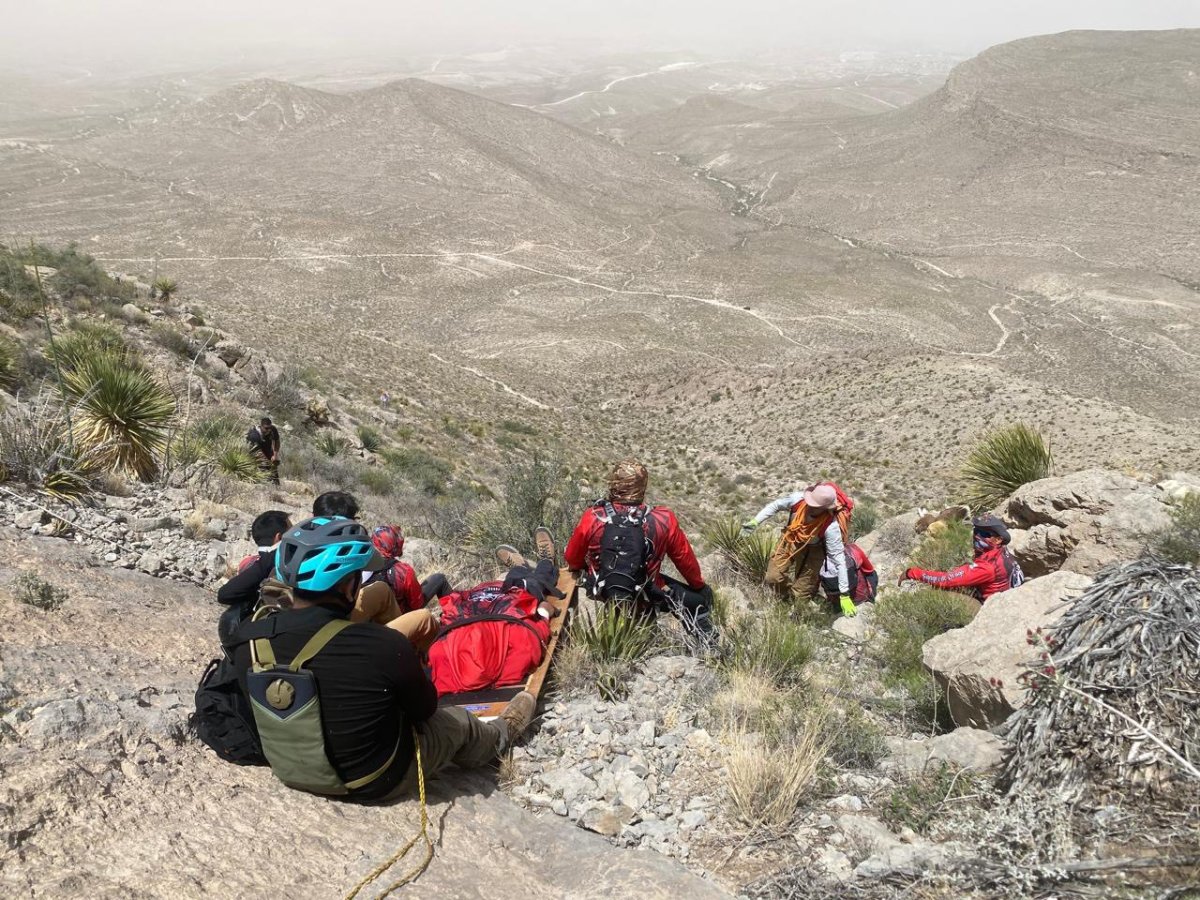 Rescatan a senderista lesionado en la Sierra de Juárez