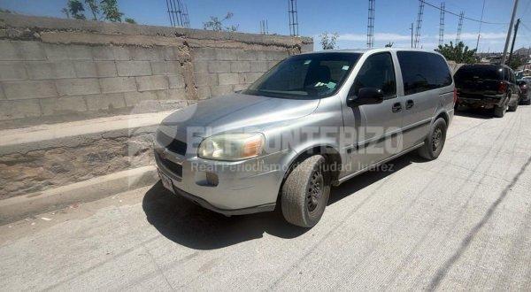 Localizan camioneta que aparentemente fue utilizada en un asalto