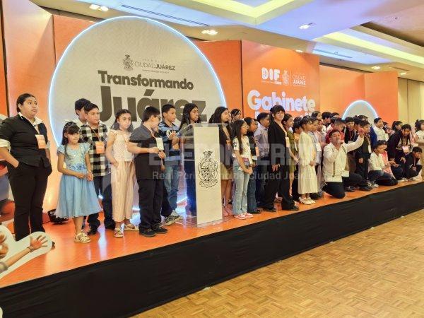 Desayunan niños funcionarios con el alcalde