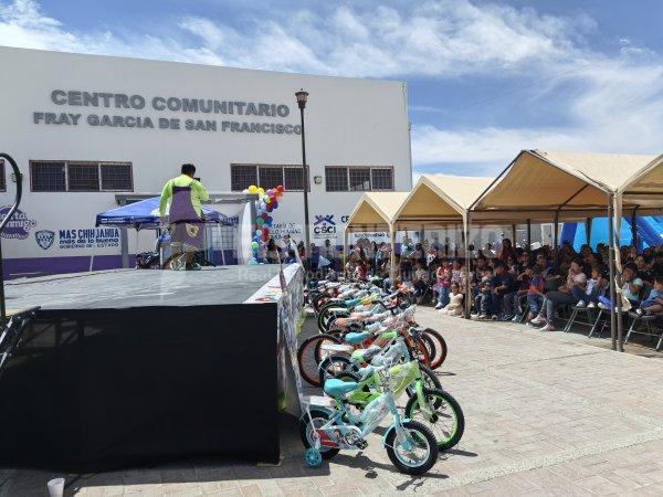 Con juegos, rifas y música celebran a la niñez en Centros Comunitarios
