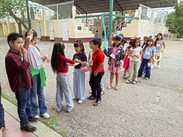 Celebran a los niños de primaria, sin comida chatarra