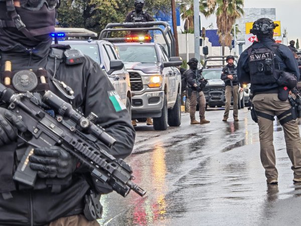 Trasladan a Chihuahua a cuatro detenidos con arsenal asegurado en Guachochi