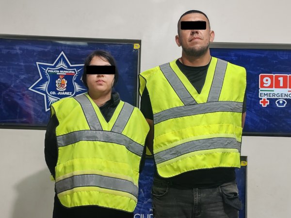 Detienen a pareja con arma de fuego y vehículo robado; los investigan por atracos a tiendas