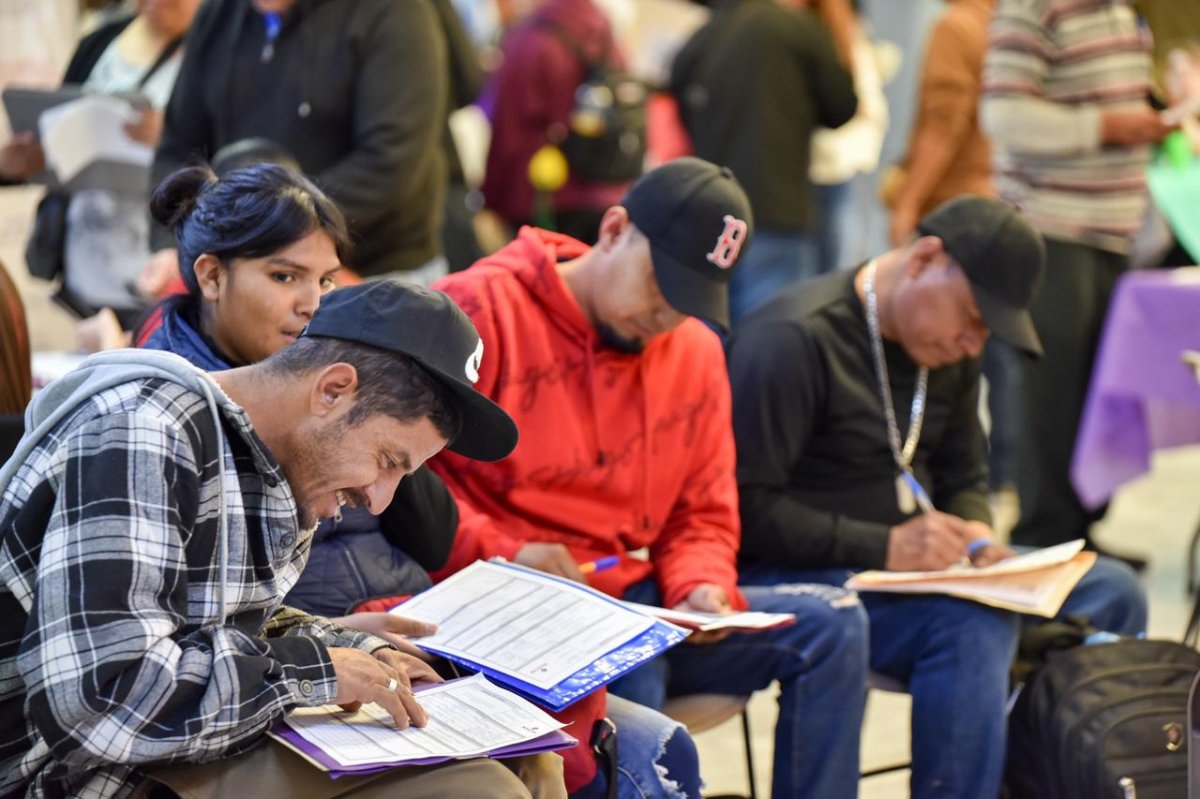Más de 500 personas acuden a jornada de empleo tras cierre de First Brand Group