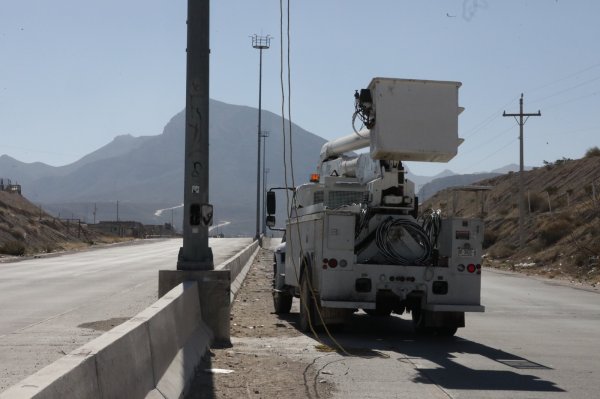 Avanza instalación de luminarias en el Camino Real; reportan 70% de progreso