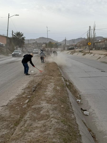 Limpian el camellón central de Arroyo de las Víboras