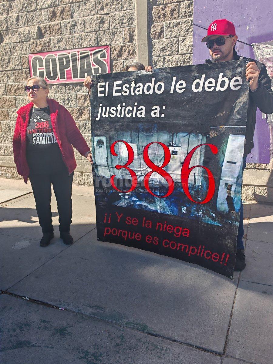 Se plantan deudos a las afueras de Fiscalía en Juárez; se reunirán con Jáuregui