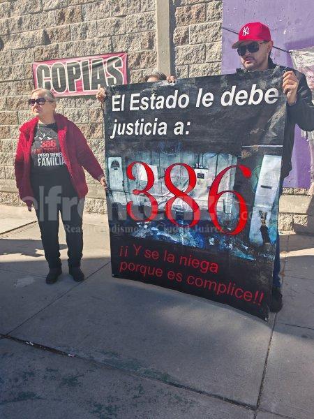 Se plantan deudos a las afueras de Fiscalía en Juárez; se reunirán con Jáuregui