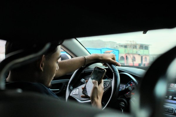 Seguridad Vial pide evitar el celular al volante para prevenir accidentes